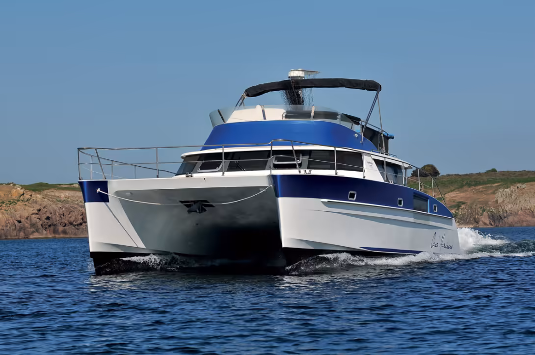 Nacelle haute au-dessus de l’eau, finesse des étraves, dynamisme, dès le premier coup d’œil, le Cumberland révèle  son caractère marin.