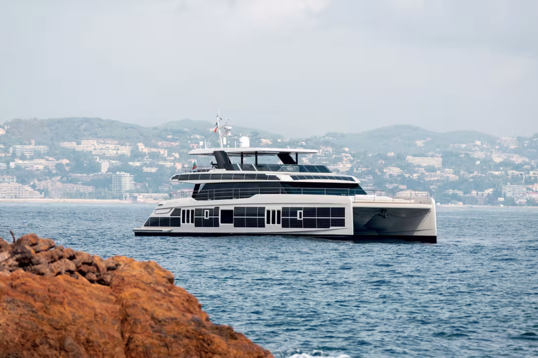 L’immense surface de cellules photovoltaïques, répartie sur les coques et les superstructures, permet de recharger les batteries en toutes circonstance. Par légère nébulosité ou ciel blanc, comme ici, une petite centaine de kW seront quand même p