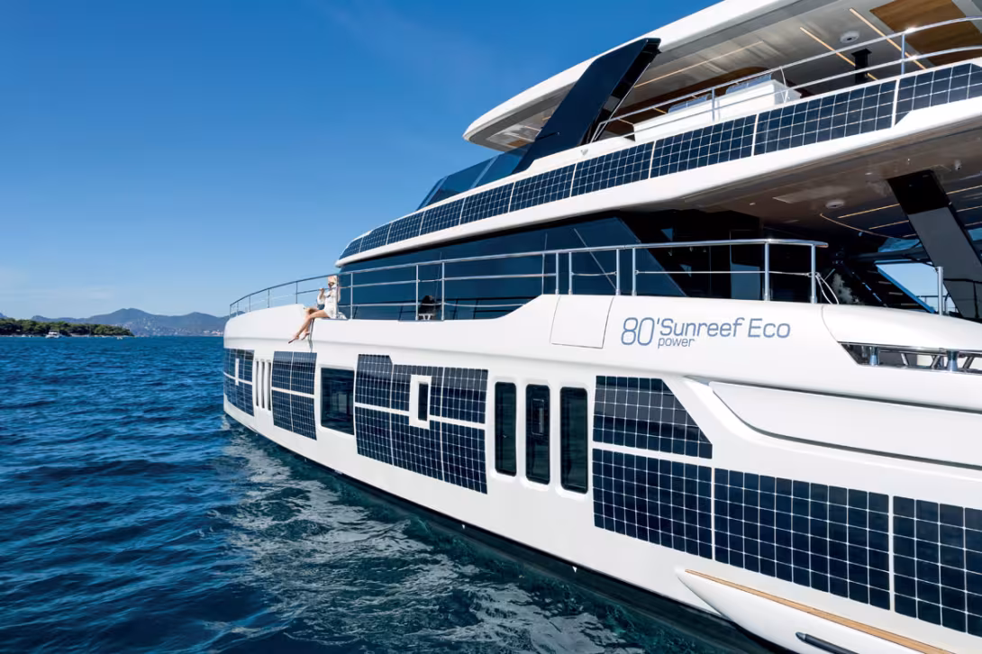 A l’instar de la plupart des yachts de luxe, la hauteur des francs-bords est impressionnante. Cette fois-ci, cela ne sert pas qu’à la seule habitabilité, mais aussi à capter plus  d’énergie solaire.