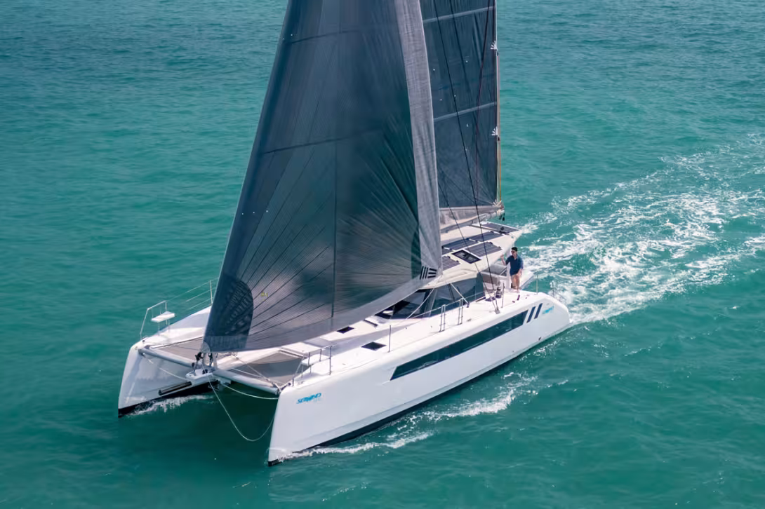Le Seawind 1370 est une évolution réussie du populaire 1260 et présente un pedigree de véritable croiseur de haute mer. Le plan de voilure simple intègre un foc autovireur.