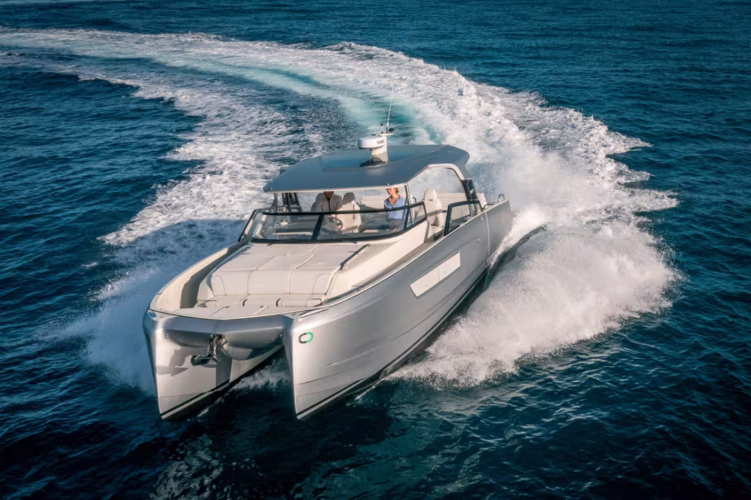 Les courbes se traduisent par une légère contre-gîte et un comportement qui reste très sain aux commandes.