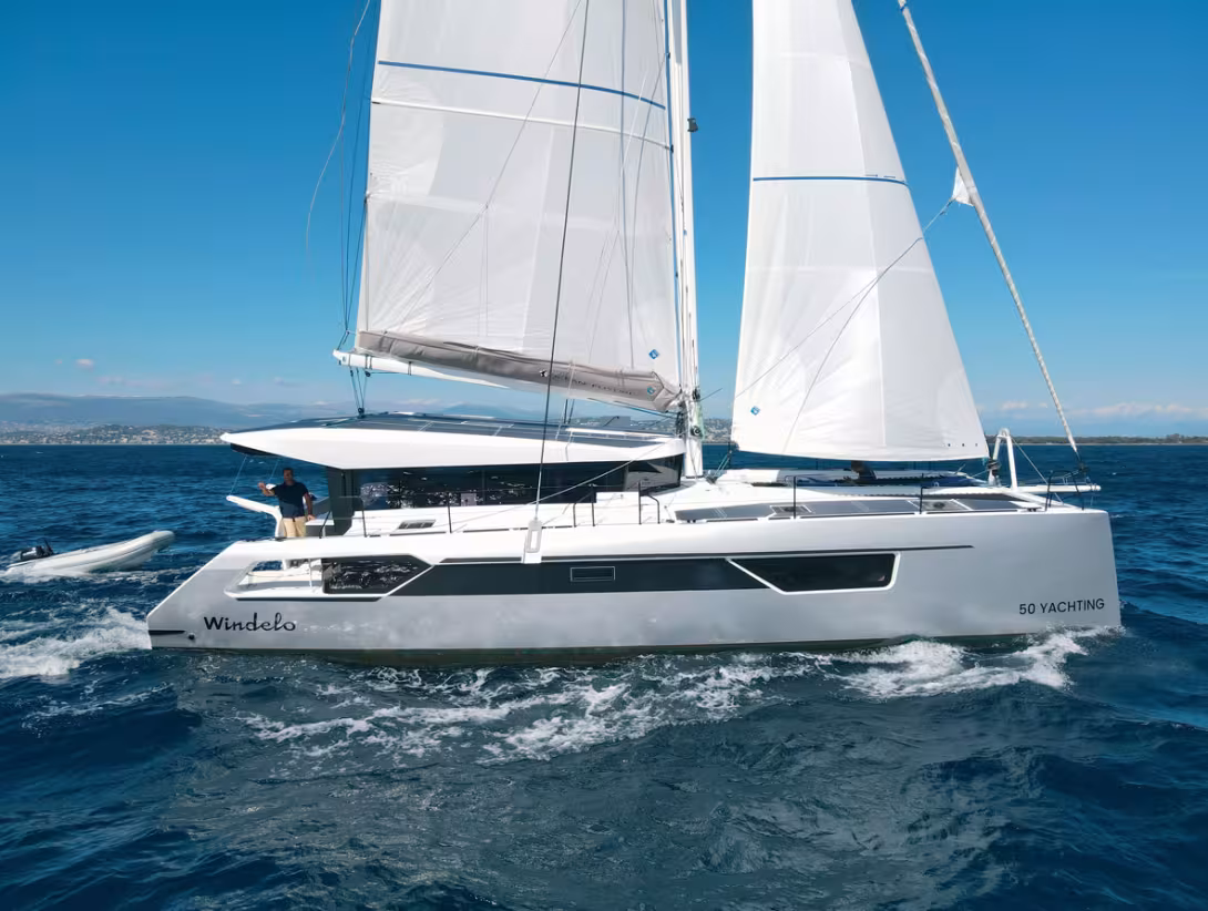 Vu de profil, le design du rouf paraît plus élancé ; notez la face frontale de la nacelle, dont la pente est désormais inversée.