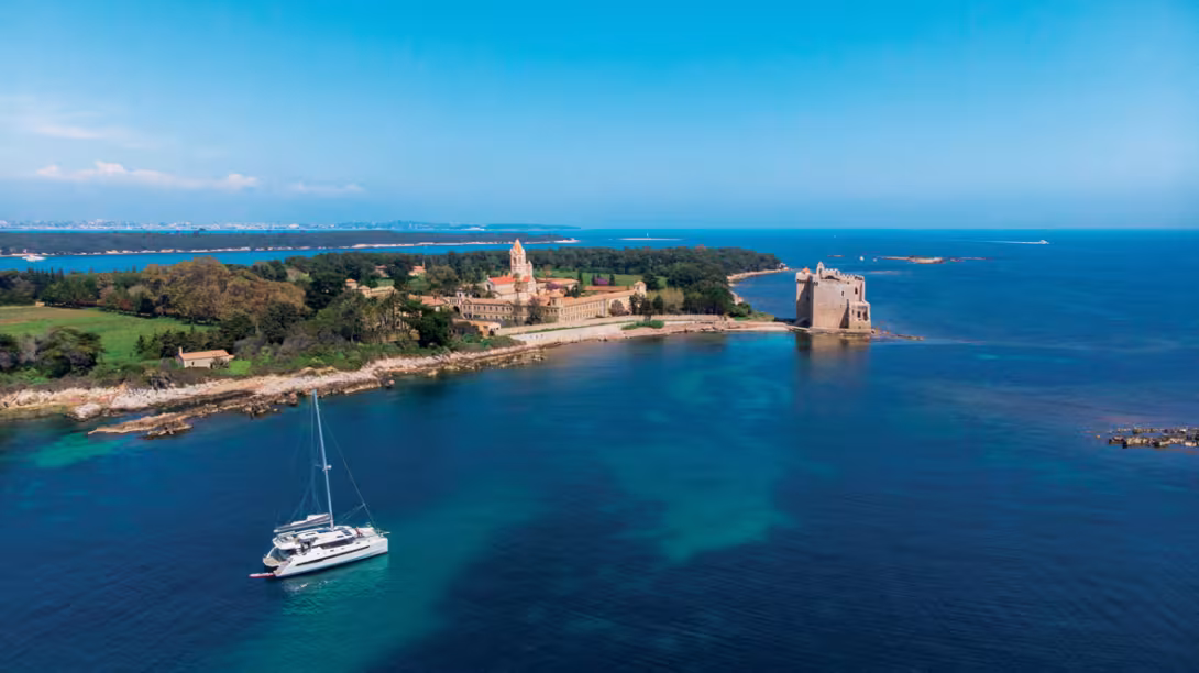 Il est rare de pouvoir mouiller au sud de l’île de Saint-Honorat, au pied de la forteresse… alors autant en profiter !