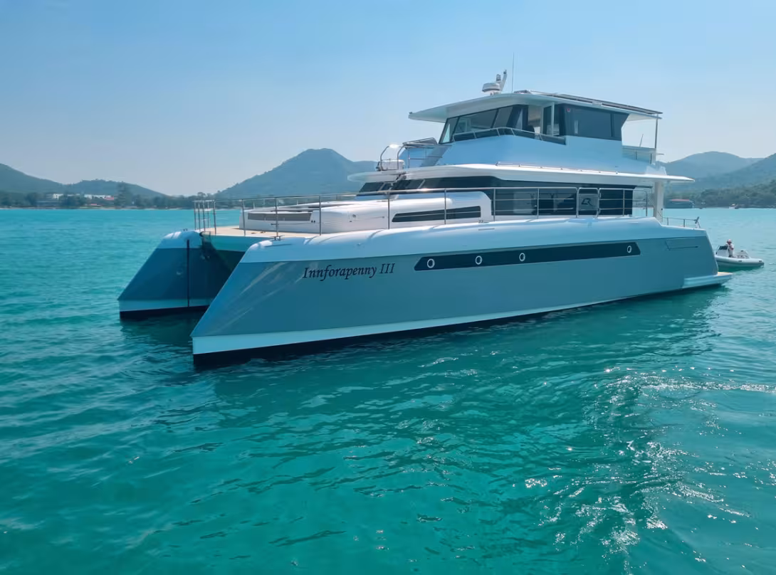 Les concepteurs de chez Longreach et le chantier PowerPlay ont associé un design élégant à des carènes efficaces au moteur.