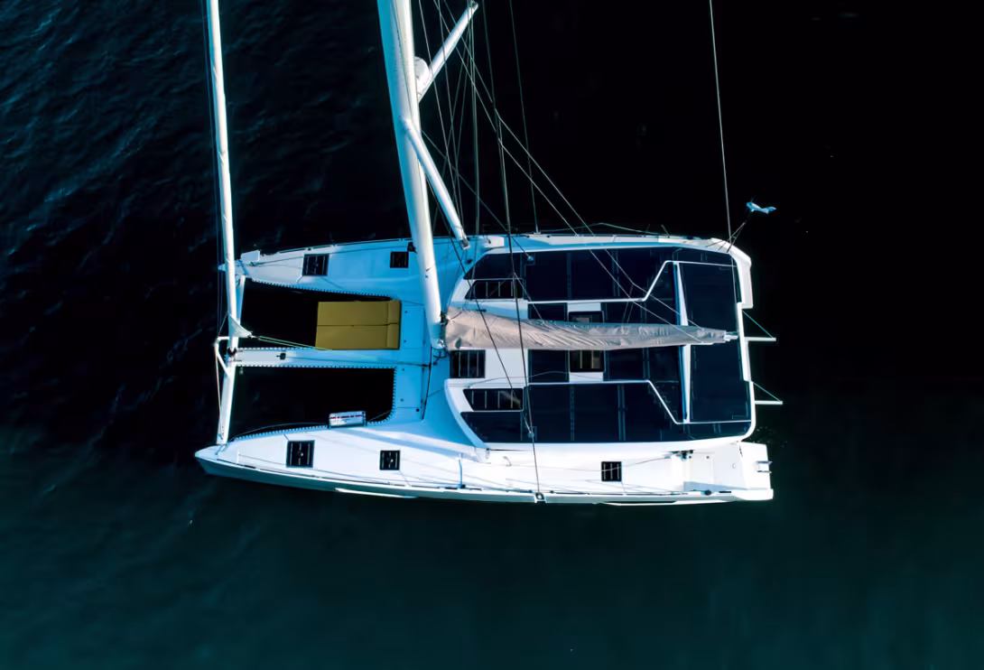 Le plan de pont du New Windelo a été revu par rapport au 54 et le rouf rallongé ; il est donc possible de disposer d’une plus grande surface de panneaux solaires.