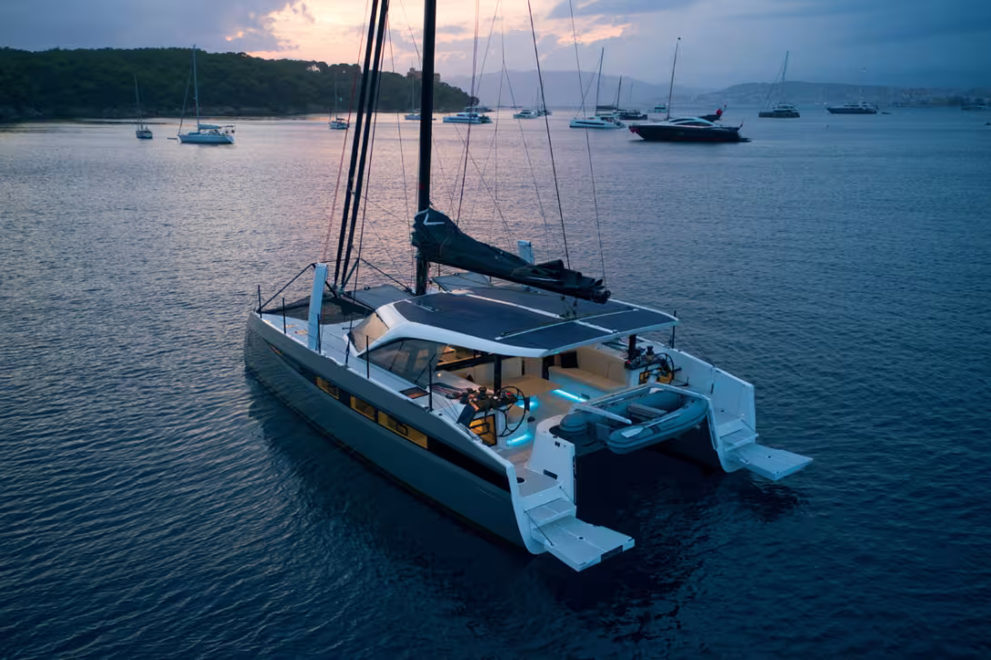 La plupart des constructeurs intègrent désormais des panneaux solaires sur mesure à leurs modèles neufs, à l’image de cet Aura 51 (ci-contre) qui dispose de 2 000 Wc, ou encore du HH44 (ci-dessus).