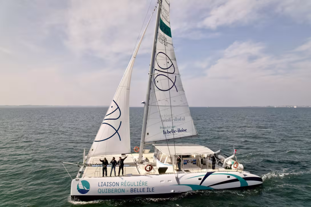 La compagnie Îliens a été la première à relancer, avec succès, le transport passagers à la voile sur une ligne régulière.