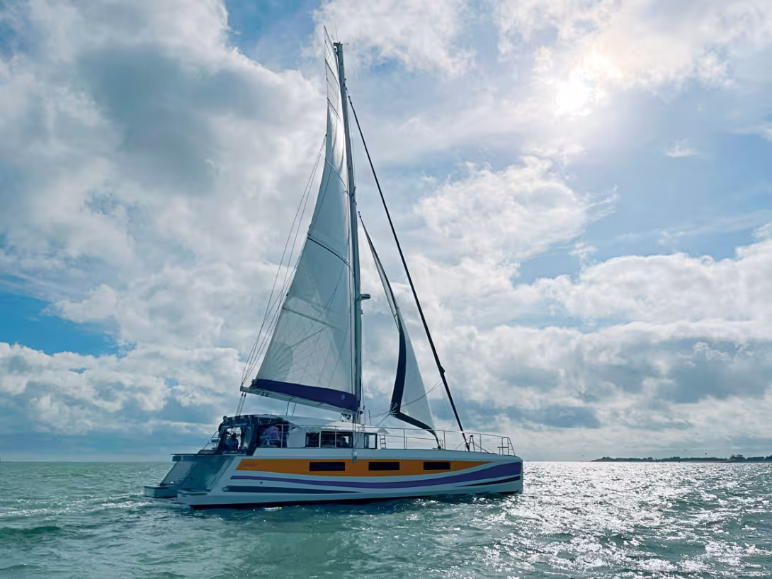 Le programme de ce catamaran one-off est de boucler un tour du monde en double.