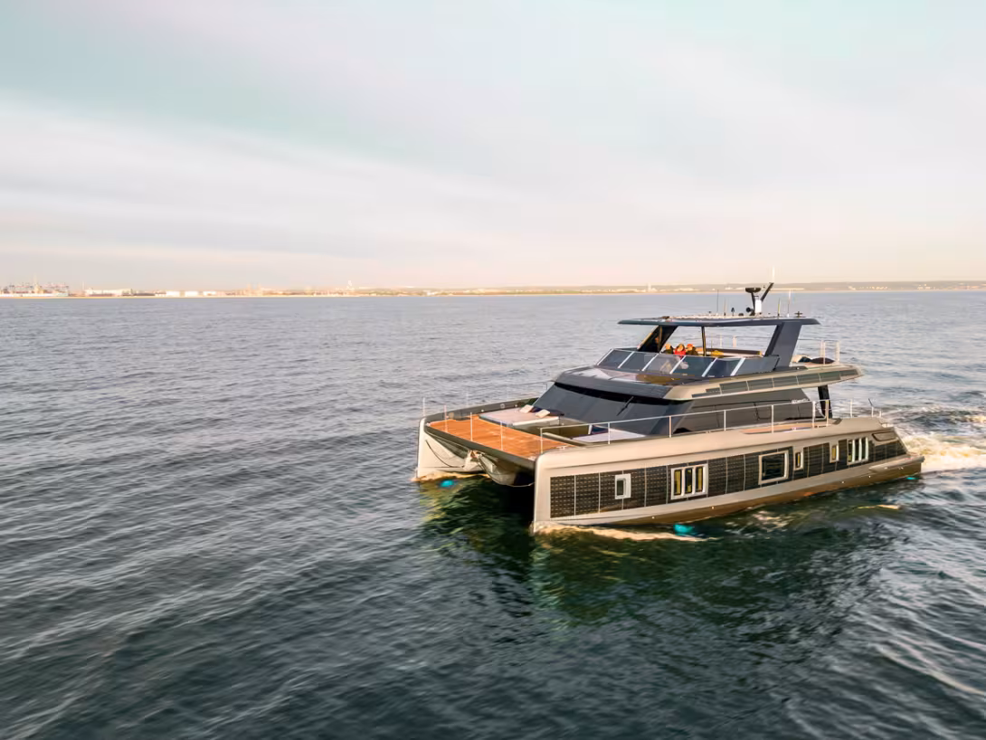 Le 60 Sunreef Power Eco peut être équipé de panneaux solaires sur toutes les surfaces – sauf le pont – de manière à totaliser 24 kWc.