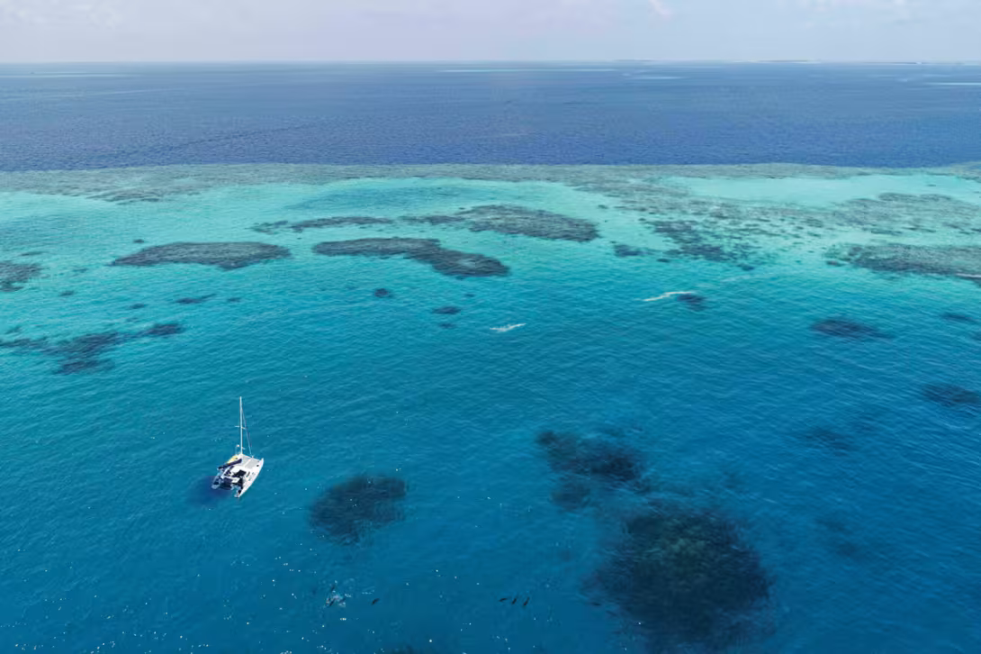 Le mouillage semble très ouvert, mais il est en fait parfaitement protégé par les platins de corail.