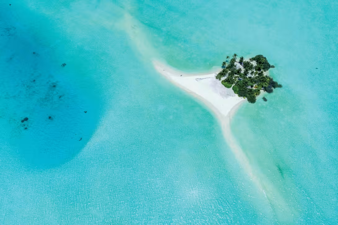 Quelques îlots de sable ont été investis par les cocotiers ; on peut y accéder en annexe.
