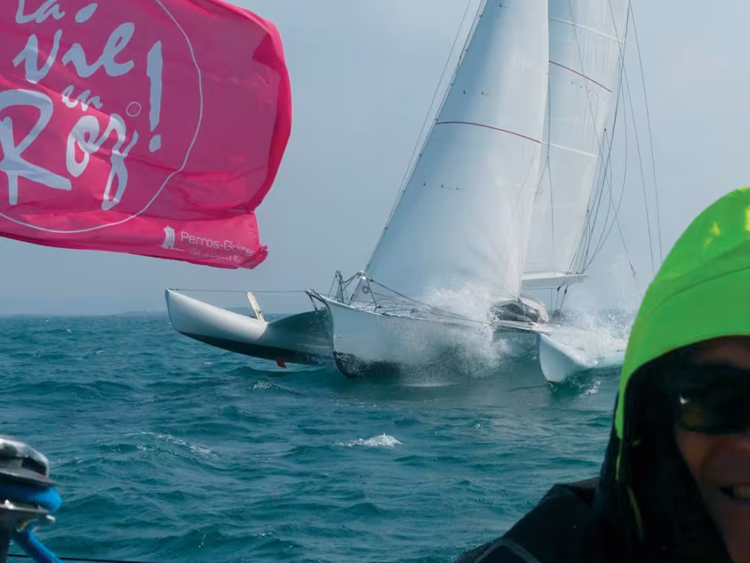 Une partie de la flotte est au port :  Nemo à quai et Perros-Guirec derrière.
