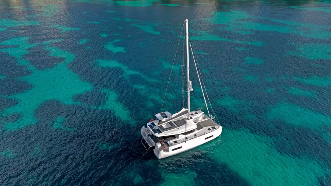 C’est bien sûr au mouillage que le Lagoon 43 se révèle une plate-forme de vie idéale. Notez la largeur des coques et la longue rigole de chaîne de mouillage déportée sur bâbord.
