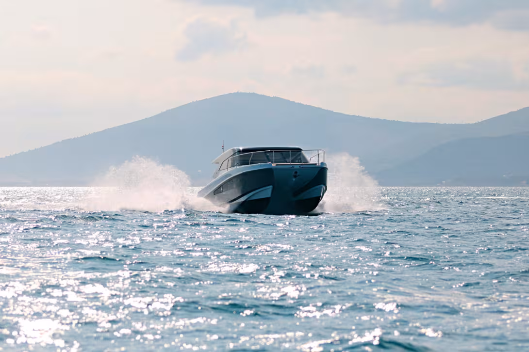 Malgré sa faible longueur et son franc-bord conséquent, le Makai M37 reste très élégant – un joli coup de crayon, assurément !