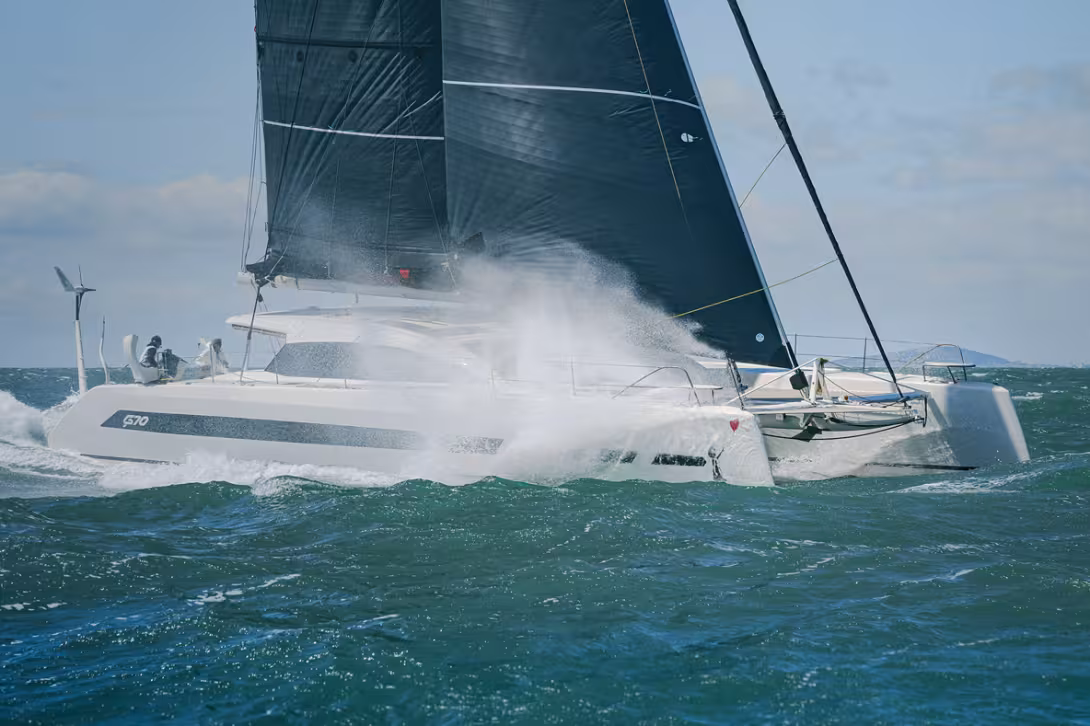 25 nœuds de vent et une mer agitée se traduisent par une vitesse de 20 nœuds pour le GP70 ; des performances exceptionnelles au prix de quelques embruns… ©Ludovic Fruchaud/Imacis