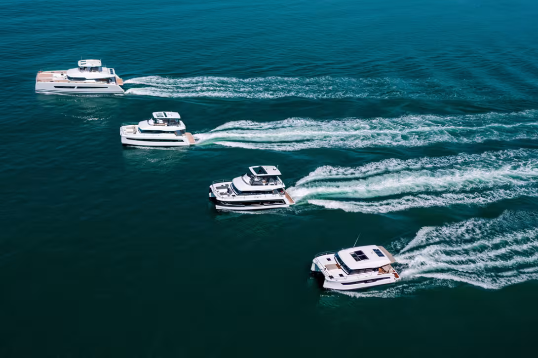 Dans la gamme powercat de Fountaine Pajot, les MY 4S, 5 et 6 sont équipés de moteurs à pods IPS Volvo mais le Power 67,  tout comme son grand frère le 80 (non présent sur cette photo de famille), reste fidèle à la ligne d’arbre.