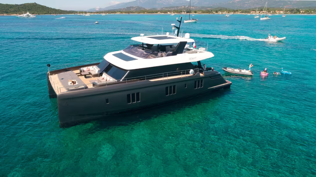 La marque Sunreef Yachts Charter est un des acteurs  principaux du segment de la location de multiyachts de luxe.