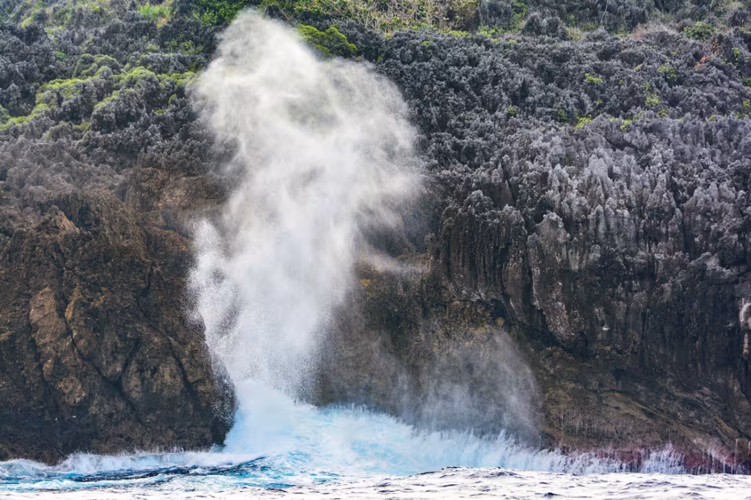 Les falaises érodées tout autour de l’île créent de nombreux souffleurs pour un spectacle permanent. 