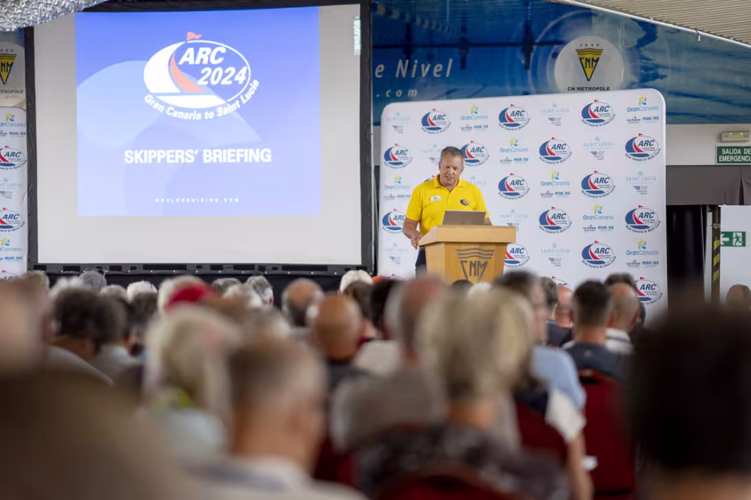 La veille du départ, l’impressionnant briefing skippers se tient tout près de la marina.