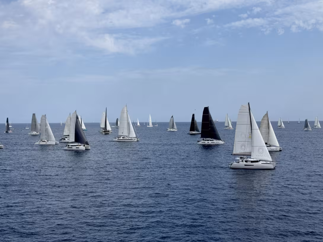 Si le départ a été lancé dans un vent erratique de sud-est, l’alizé a très rapidement pris la relève, évitant à la flotte de tirer des bords pour contourner l’île de Gran Canaria par le sud.