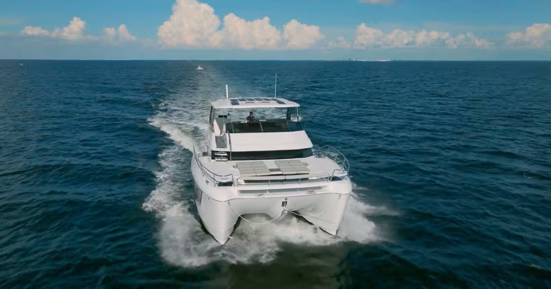 Vu de l’avant, on peut mesurer l’épaisseur de la nacelle, une belle  promesse pour l’habitabilité du catamaran.