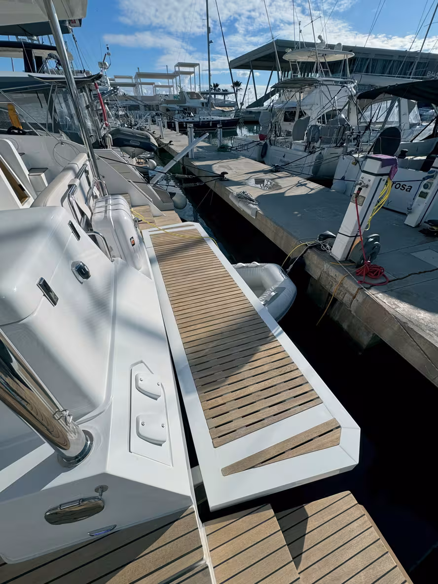 L’Aventura 45 #1 est équipé d’une  plateforme arrière hydraulique