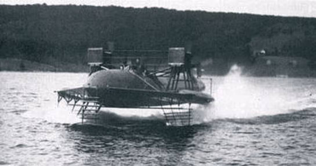 Graham Bell acheté le brevet de l’hydroptère à Forlanini ; il a réalisé ainsi plusieurs prototypes, battant plusieurs records du monde.