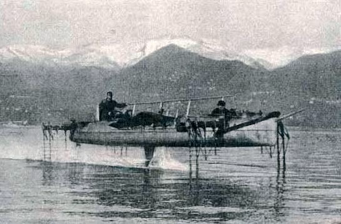 Dès 1906, l’italien Enrico Forlanini fait les essais d’un catamaran  à foils de 10 m propulsé par un moteur Fiat de 70 ch.
