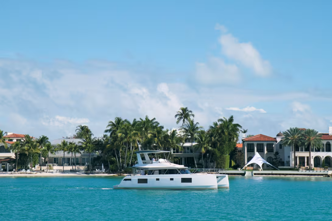 La baie de Key Biscayne baigne une bonne partie du front de mer de Miami et offre l’opportunité de  naviguer dans un décor mêlant gratte-ciels  et cocotiers. 