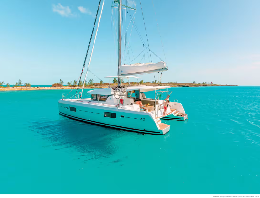 Le plan de pont de ce 42 est très bien pensé ; on regrette juste le dessus du bimini très glissant.