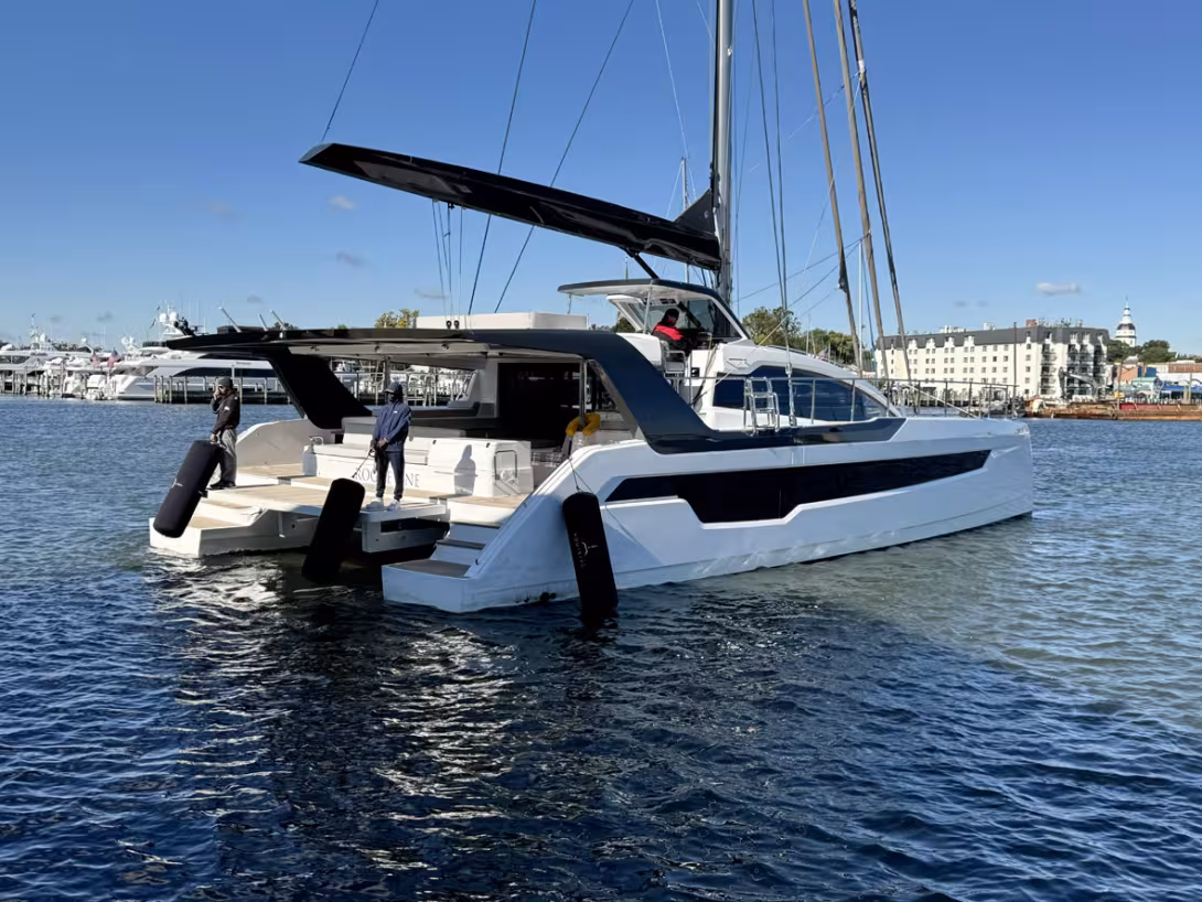 Comparé au modèle précédent, le X5 Plus,  le nouveau 60 Solar Sail affiche des lignes plus légères, notamment au niveau de la poupe.