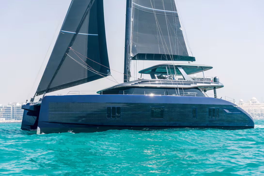 Sunreef Yacht a été précurseur en intégrant dans les coques, les superstructures et le gréement des modèles de sa gamme Eco des cellules photovoltaïques à haut rendement.