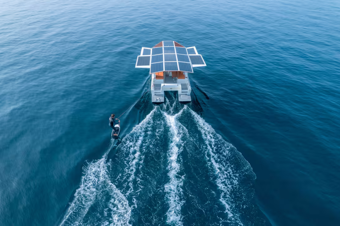 La « slow navigation » n’empêche pas de s’amuser, comme on peut le constater ici avec ce surf tracté.