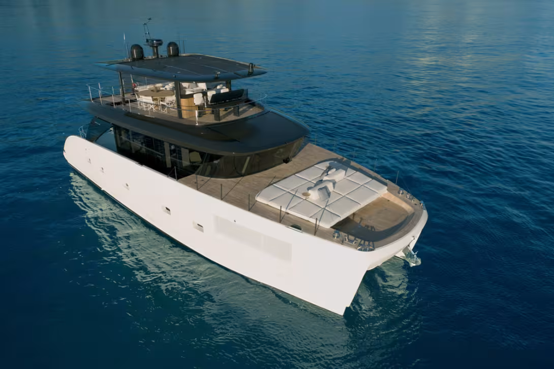 La proue est plus étroite que de coutume sur un catamaran. Cela n’empêche pas de profiter de l’environnement, car le choix de simples chandeliers plutôt qu’un haut pavois se traduit par une vue bien dégagée.