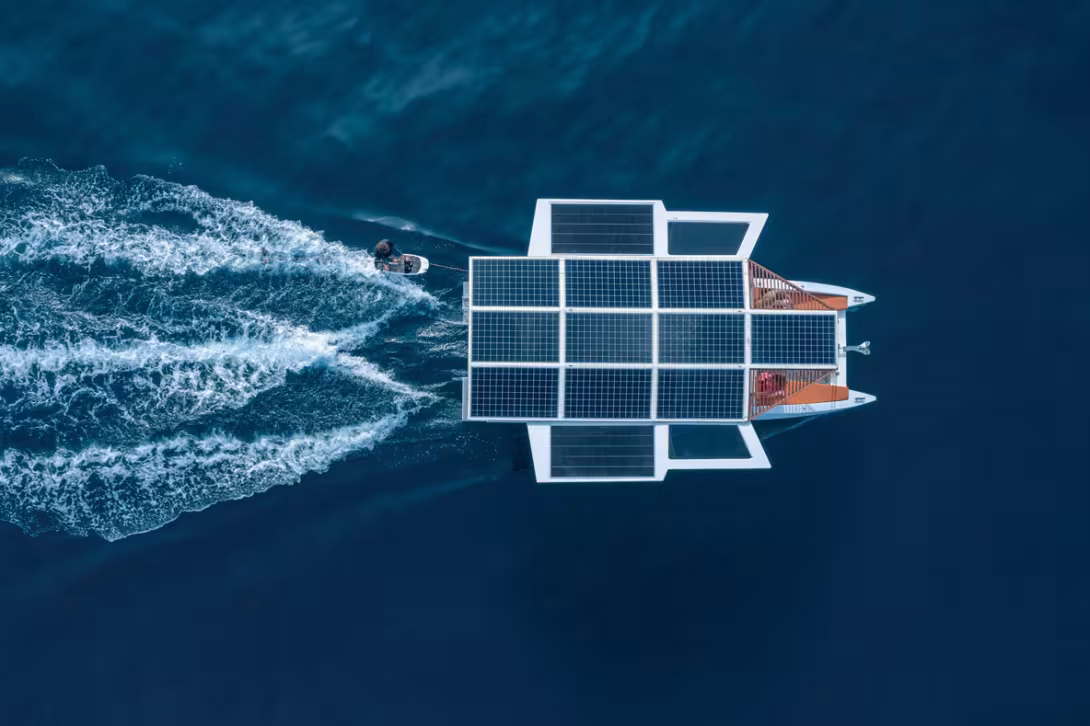 Une fois les ailes déployées, les panneaux solaires peuvent produire environ 5 kWc…