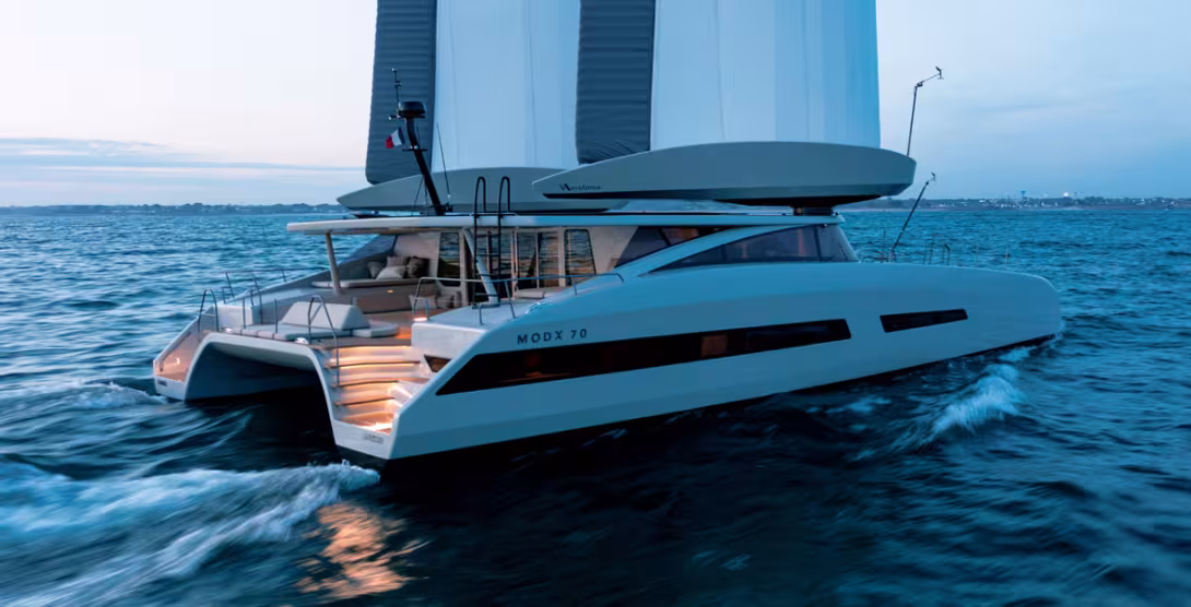 Les ailes entièrement automatisées s’orientent pour créer le meilleur rendement, lequel est amélioré par un effet Venturi entre les deux profils. Les volets arrière (en gris) s’angulent pour procurer la puissance  vélique optimum.