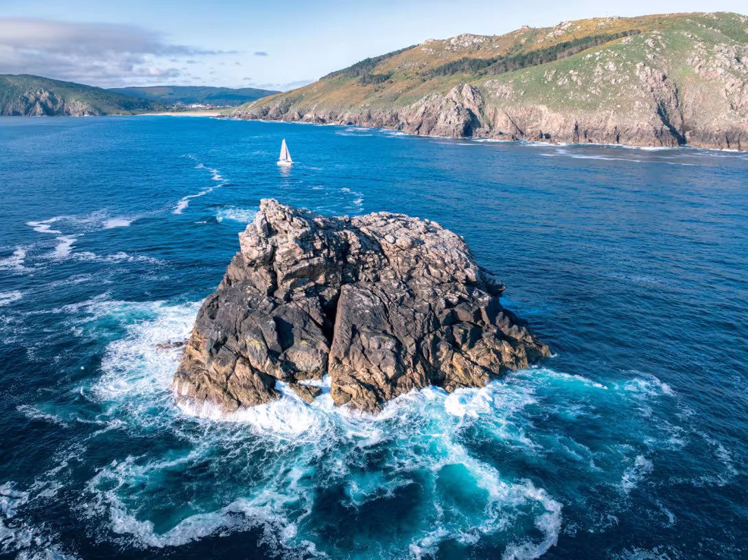 Le passage d’un cap comme celui du Finistère exige une navigation rigoureuse, surtout en solitaire.
