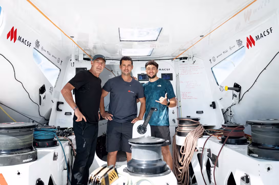© MACSF - Petite visite d’encouragement du navigateur/aventurier Mike Horn à bord du trimaran MACSF.