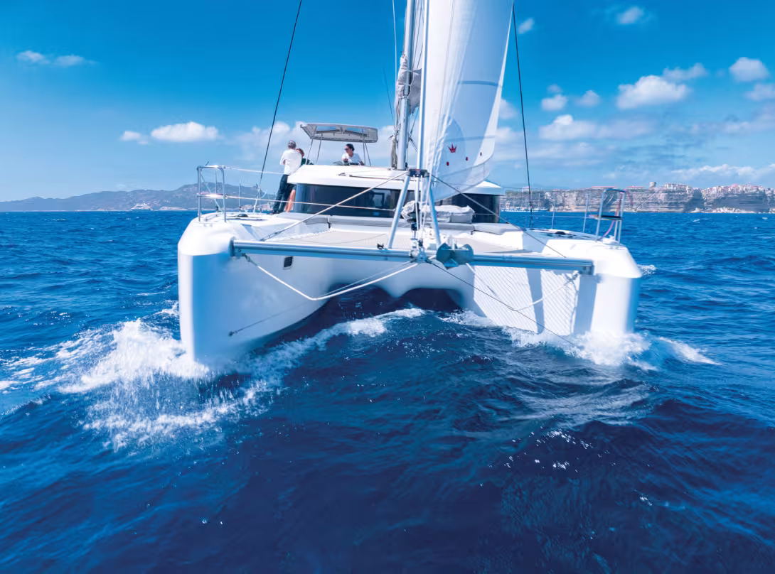 Si les entrées d’eau sont fines, le redan massif apporte très vite un important volume à la coque ; notez la présence  du fond en aile de mouette, devenu une signature de la marque.