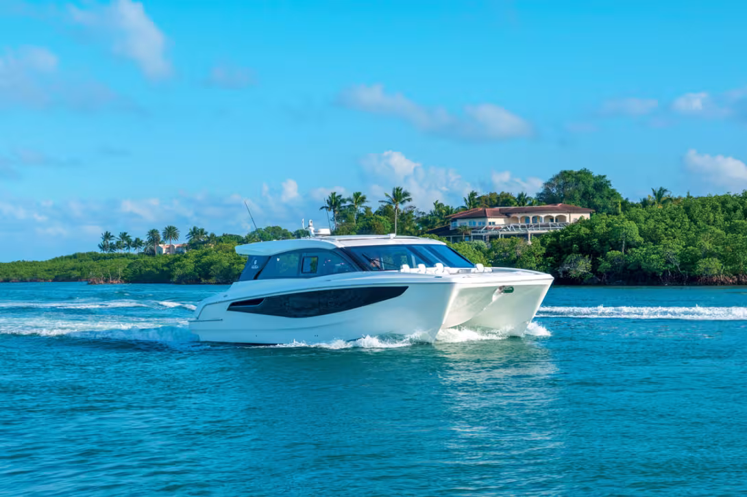 Le 46 Coupe affiche d’entrée une ligne et un caractère sportifs, plutôt inusuels pour un powercat de cette taille.