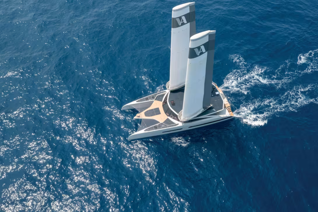 Lors du convoyage Lorient-La Grande-Motte, environ 2 000 kWh ont été produits – 74% par  l’hydrogénération et 26 % par les 70 m² de panneaux solaires. 