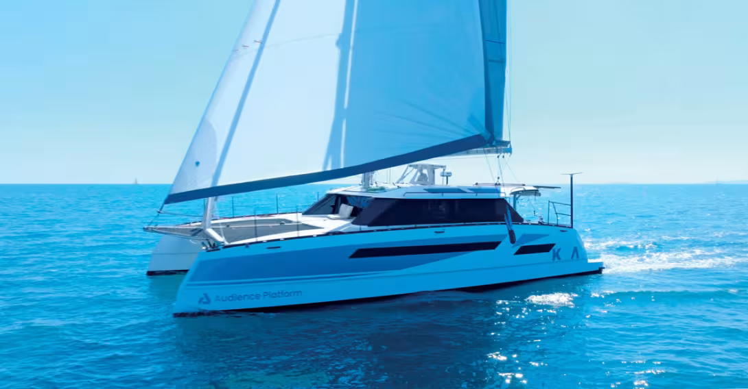 On remarque les entrées d’eau particulièrement fines des carènes. Quant au radôme du radar, il mériterait d’être installé plus haut – sur le mât, par exemple.