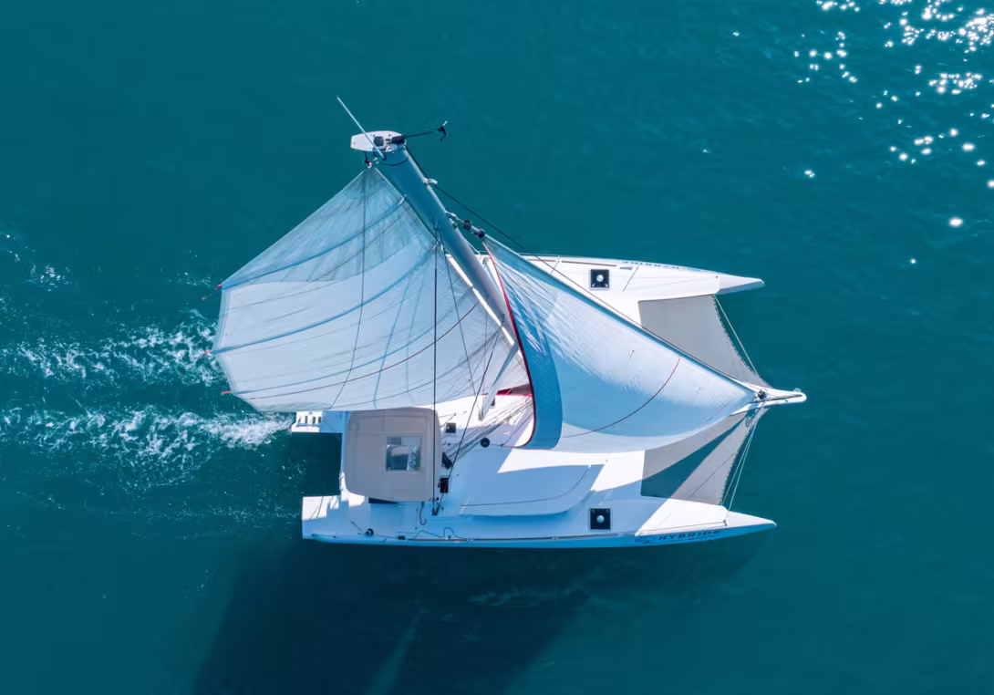 La motorisation électrique se prête parfaitement à la navigation voile et moteur ; même par tout petit temps, on atteint 4 à 5 noeuds. Ce régime peut être tenu pendant 7 à 8 heures sans solliciter le générateur.