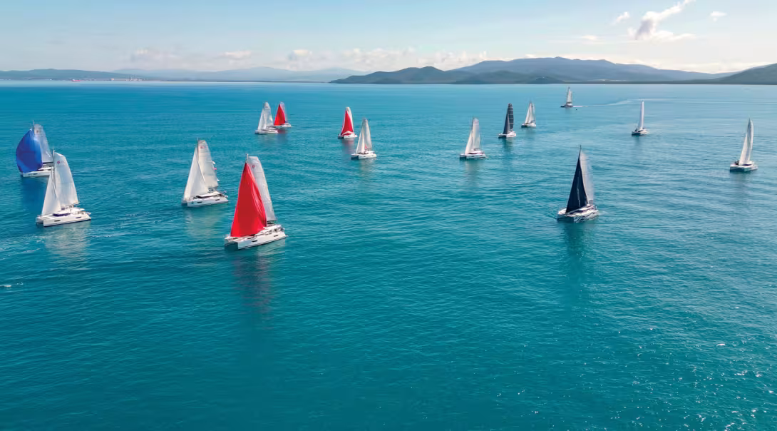 Les skippers attendent le vent… qui finira par rentrer dans le golfe de Follonica.