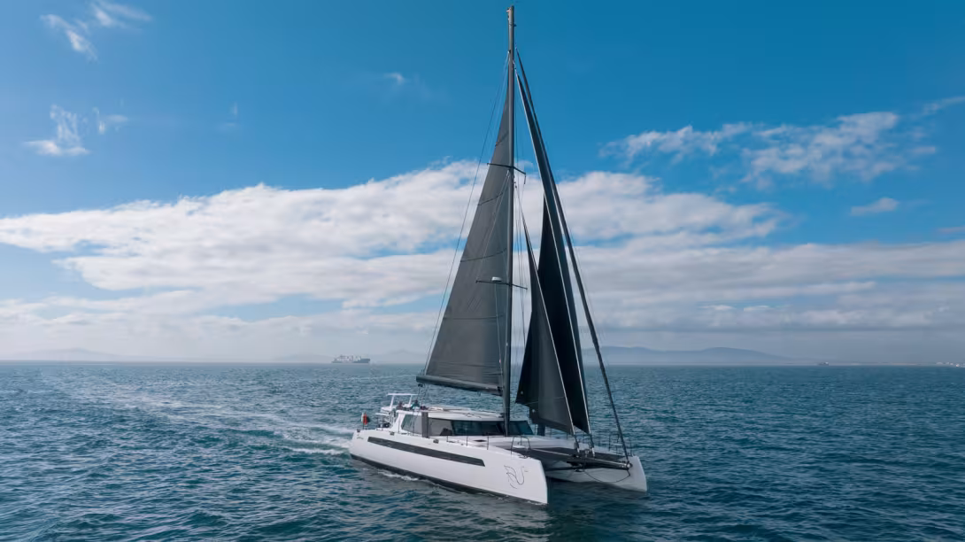 Le gréement de cotre est idéal pour les grandes navigations et permet de nombreuses combinaisons de voilure.