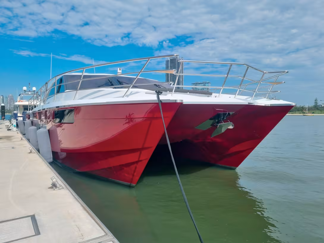 Les coques intègrent le système d’hydrofoil Xpedition Wing, propriété exclusive de la société, et le pont est suffisamment haut pour augmenter la portance due au flux d’air entre les coques à grande vitesse.