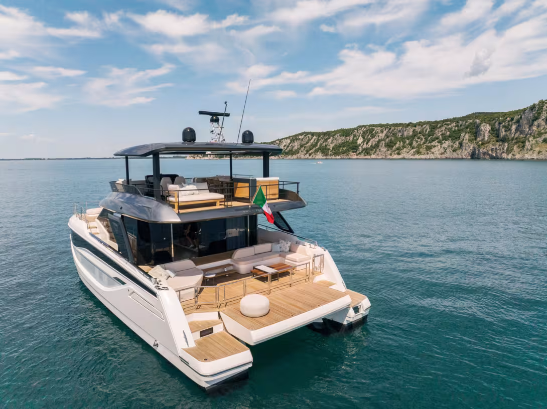 Les espaces extérieurs du M7 sont très spacieux et ergonomiques. La plage arrière, légèrement en contrebas et plus près de l’eau de la nacelle, est particulièrement conviviale.