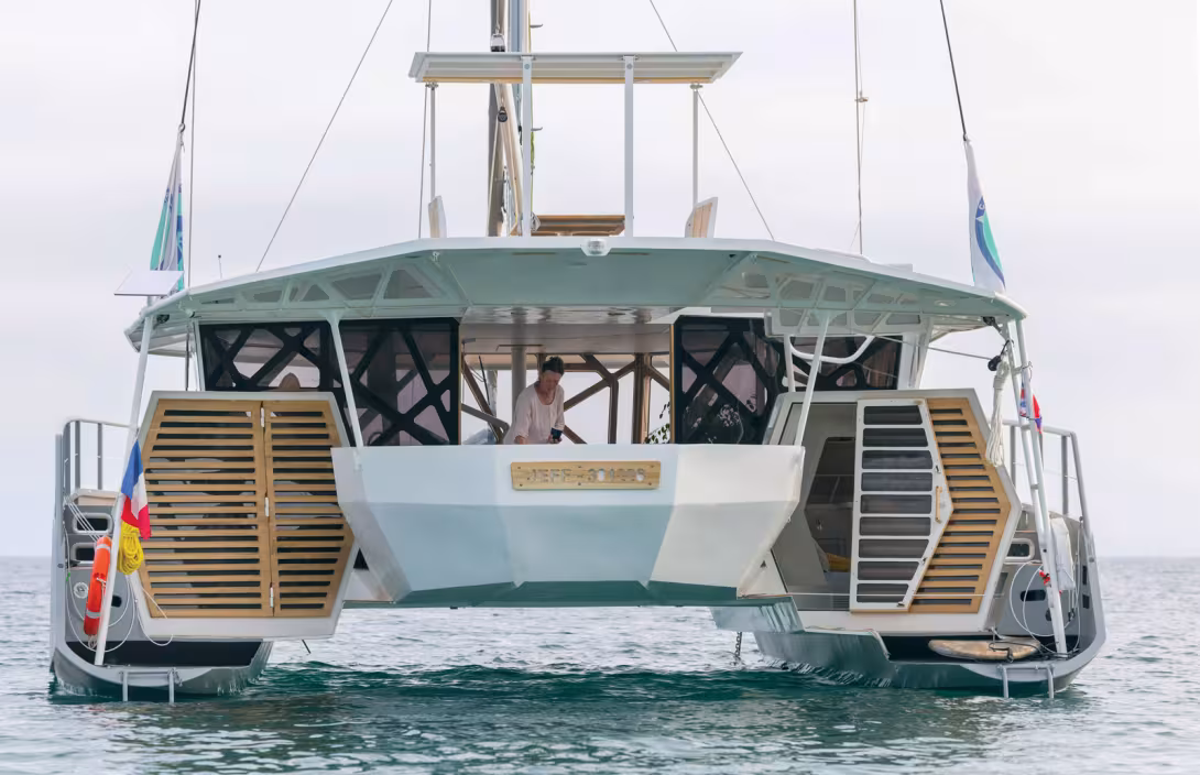 Les jupes très basses et les portes étanches donnant accès à l’intérieur des coques – voilà une des innombrables originalités architecturales de la Tortue - tout comme le cockpit balcon !