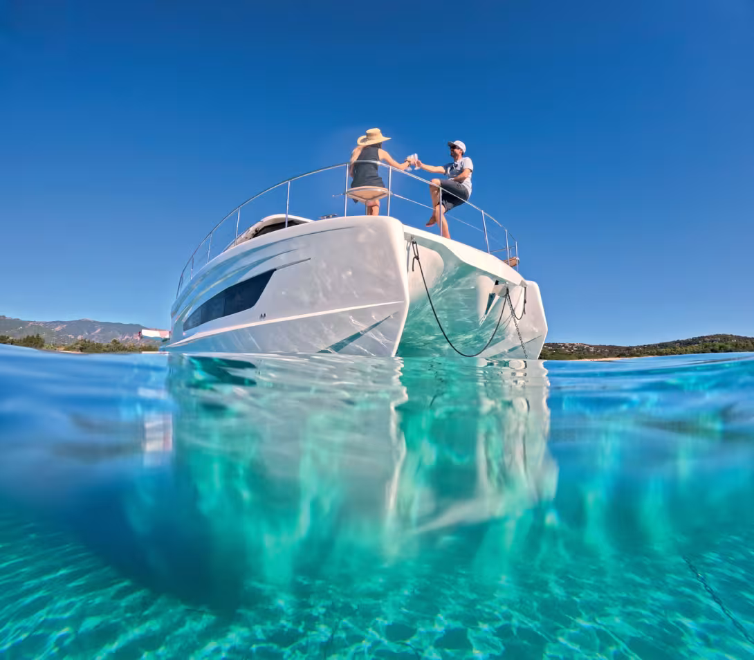L’aventura 38 Sedan au mouillage devant la plage de Saint-Cyrien, au nord de Porto-Vecchio.  
