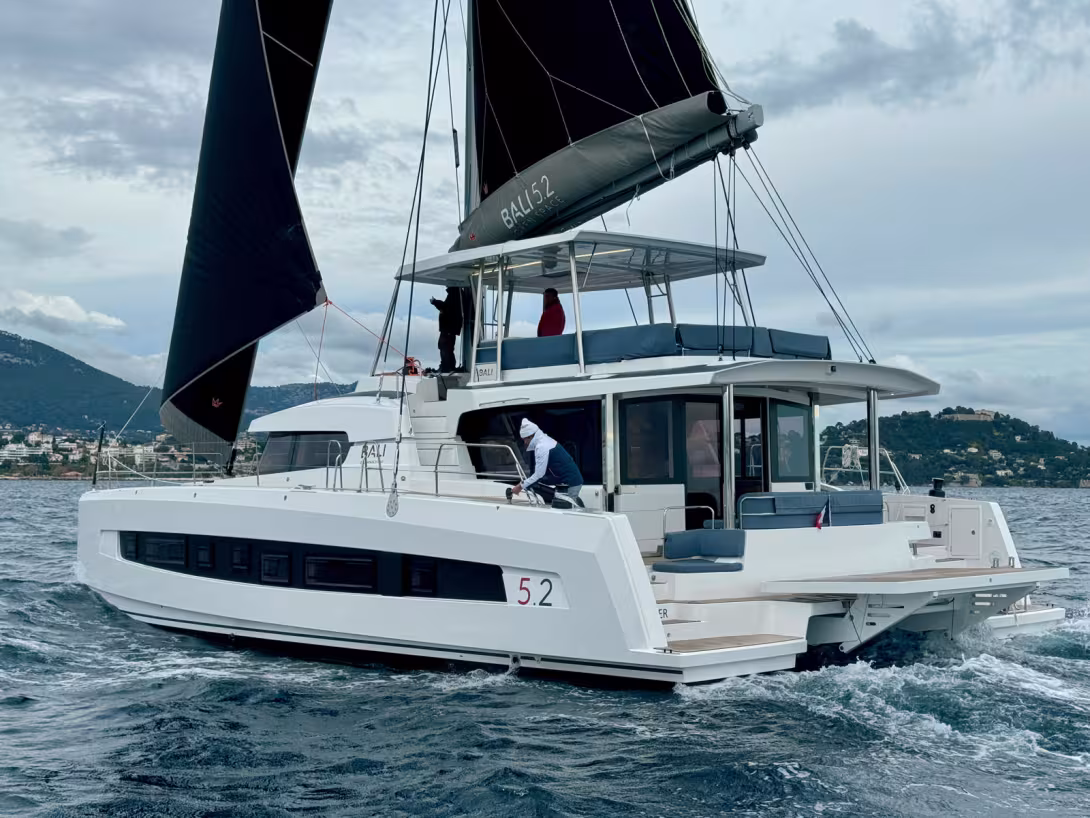 Lors d’une navigation hivernale, le carré/cockpit est volontiers fermé…